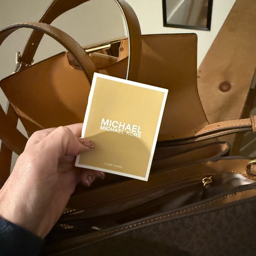 Michael Kors Purse, NWOT, never used! Excellent condition! - Picture 4 of 6